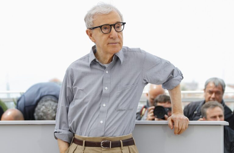 epa05299077 US director Woody Allen poses during the photocall for 'Cafe Society' at the 69th annual Cannes Film Festival, in Cannes, France, 11 May 2016. The movie is presented out of competition at the festival which runs from 11 to 22 May. EPA/IAN LANGSDON