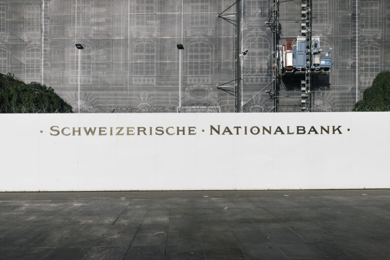 Construction work at the Swiss National Bank (SNB) on the Bundsplatz in Bern, Switzerland, on May 22, 2016. (KEYSTONE/Christian Beutler)

Die Bauabsperrung vor der Schweizerischen Nationalbank am Bundesplatz in Bern am 22. Mai 2016. (KEYSTONE/Christian Beutler)