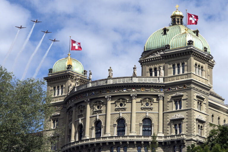 Flugzeuge vom Typ PC-7 der Schweizer Luftwaffe ueberfliegen das Bundeshaus, am Freitag, 17. Juni 2016, in Bern. Das Berufsfliegerkorps (BFK) feiert sein 75-jaehriges Bestehen. Mittels der integrierten Rauchmaschinen werden die vier Pfeile des Berufsfliegerkorps-Abzeichens am Himmel abgebildet. Am 28. Mai 1941 kam es aufgrund eines Bundesratsbeschlusses zur Gruendung eines permanenten Ueberwachungsgeschwaders. Als Hauptaufgabe wurde die Sicherung der Neutralitaet im schweizerischen Luftraum definiert. (KEYSTONE/Peter Schneider)