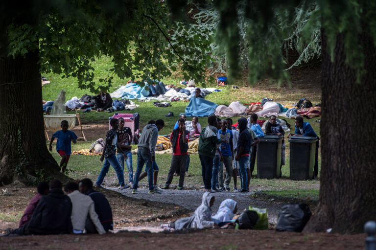 Fluechtlinge aus Eritrea haben sich in einem Park wenige hundert Meter vom Bahnhof von Como niedergelassen und warten auf eine Weiterreise in die Schweiz, am Dienstag, 2. August 2016, in Como, Italien. (KEYSTONE/TI-PRESS/Francesca Agosta)
