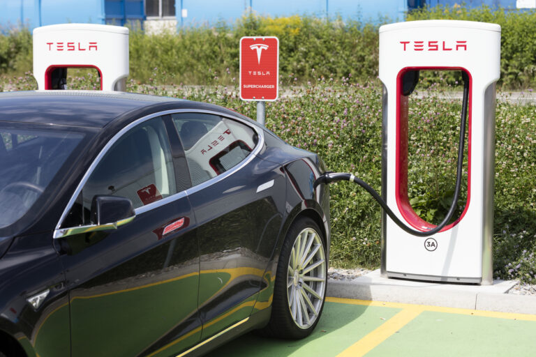 A Tesla model S 85D at a high-powered supercharger station in Dietlikon, Switzerland, on August 17, 2016. Tesla manufactures equipment has installed a network of superchargers across North America, Europe and Asia. A supercharger charding station enables to charge 50% of the car battery's capacity within 20 minutes. Supercharging is free of charge for all Tesla models S and X. (KEYSTONE/Gaetan Bally)

Ein Tesla S 85D Modell wird an der Supercharger Ladestation in Dietlikon am 17. August 2016 geladen. Ein Supercharger ist eine spezielle Tesa Ladestation, die innerhalb von 20 Minuten bis zu 50% der Batteriekapazitaet eines Teslas aufladen kann, das heisst schneller als die meisten oeffentlichen Ladestationen. Supercharging ist fuer die komplette Lebensdauer eines Model S oder Model X kostenlos. (KEYSTONE/Gaetan Bally)