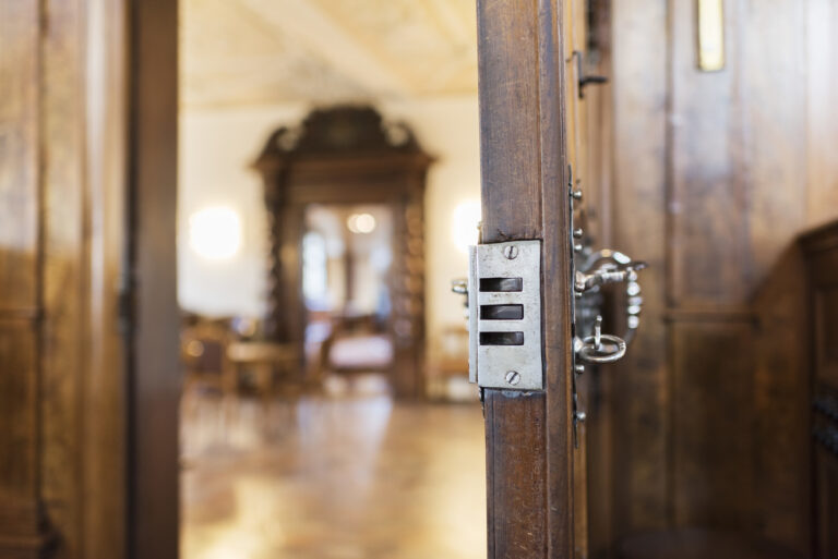 A lock on a door of the council hall, pictured at the Town Hall in Zurich, Switzerland, on October 6, 2016. (KEYSTONE/Christian Beutler)