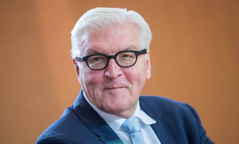 epa05603494 German Foreign Minister Frank-Walter Steinmeier arrives for the weekly federal cabinet meeting at the chancellery in Berlin, Germany, 26 October 2016. EPA/MICHAEL KAPPELER