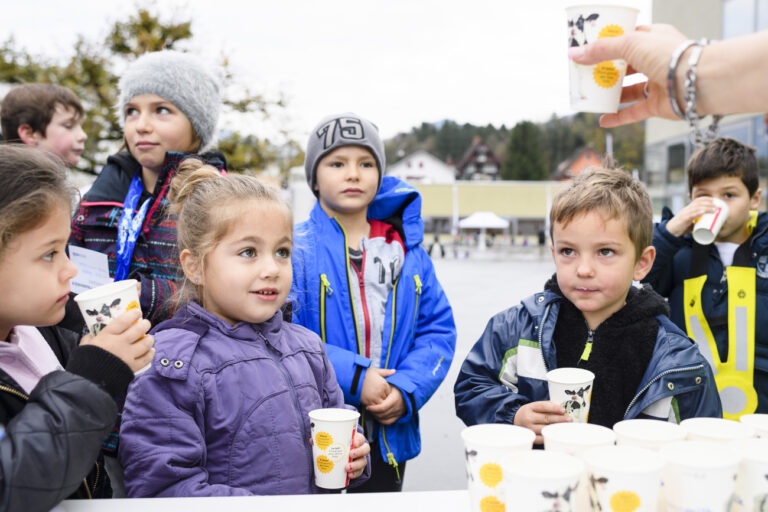 Schulkinder der Schule Goldau erhalten von Baeuerinnen des Schweizerischen Baeuerinnen und Landfrauenverband (SBLV) Pausenmilch, anlaesslich des Tages der Pausenmilch am Donnerstag 03. November 2016 in Goldau. (PPR/Manuel Lopez)