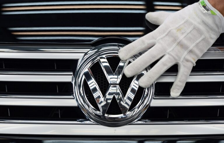 epa05636386 (FILE) A file picture dated 23 October 2015 shows a worker with a white glove touching a logo of the Phaeton luxury limosuine at the Volkwagen (VW) transparent factory in Dresden, Germany. According to news reports on 18 November 2016, Volkswagen plans to cut some 30,000 jobs worldwide, including about 23,000 in Germany alone. EPA/RALF HIRSCHBERGER