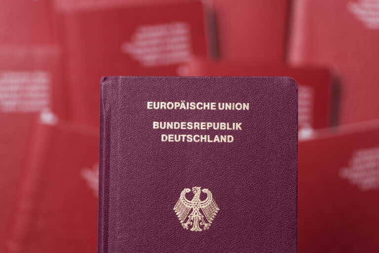 Swiss passports and a German passport photographed on December 2, 2016. (KEYSTONE/Christian Beutler) 

Schweizer Paesse und ein deutscher Reisepass fotografiert am 2. Dezember 2016. (KEYSTONE/Christian Beutler)