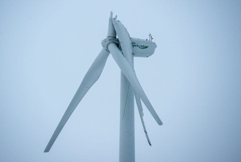 Abgebrochen ist ein Rotorblatt am 05.01.2017 an einer Windenergieanlage in der Uckermark nahe Passow (Brandenburg). Einer der drei etwa 40 Meter langen Flügel des Windkraftrads ist aus bislang ungeklärter Ursache umgeknickt. Bis der Schaden behoben werden kann, ist ein Teil der Bundesstraße 166 gesperrt. (KEYSTONE/DPA/Z1022/_Patrick Pleul)