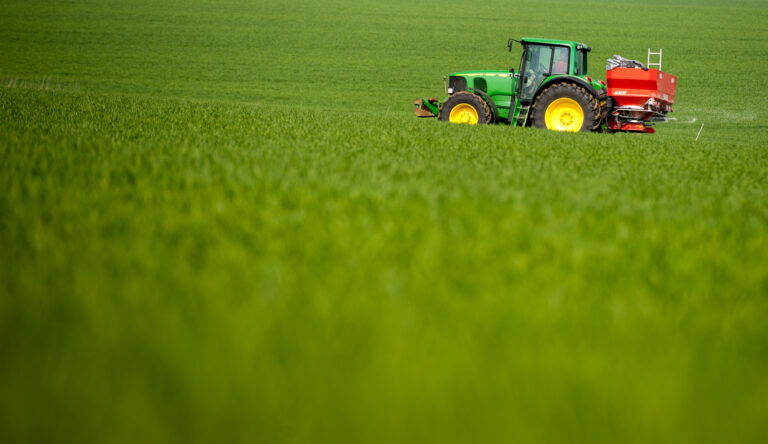 ARCHIV - Ein Landwirt düngt mit Hilfe seines Treckers und einem Düngerstreuer am 02.04.2014 bei Wessenstedt (Niedersachsen) ein Feld. Das Land Mecklenburg-Vorpommern hat ein Förderprogramm für moderne Landtechnik aufgelegt. Es soll Bauern ermuntern, sich die neueste Technikgeneration anzuschaffen, die Pflanzenschutzmittel punktgenau ausbringt und Dünger schnell in den Boden einarbeitet. (zu dpa «Fördergeld für neueste Landtechnik - Antragsflut erwartet» vom 06.03.2017) (KEYSTONE/DPA/A4258/_Philipp Schulze)