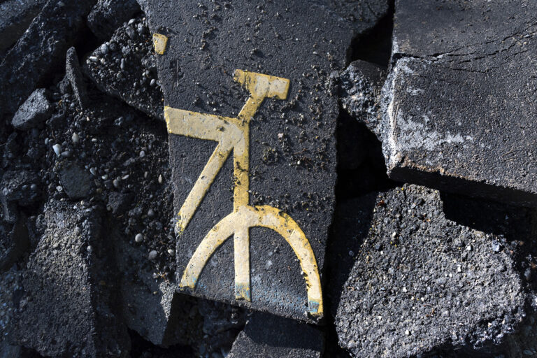 Ein Velosymbol zwischen aufgebrochenem Teer, fotografiert auf einer Baustelle beim Tierpark Lange Erlen in Basel am Montag, 15. Mai 2017. Die Stimmbuergerinnen und Stimmbuerger des Kantons Basel-Stadt entscheiden am Abstimmungswochenende vom 21. Mai 2017 ueber die Realisierung eines Velorings. (KEYSTONE/Georgios Kefalas)