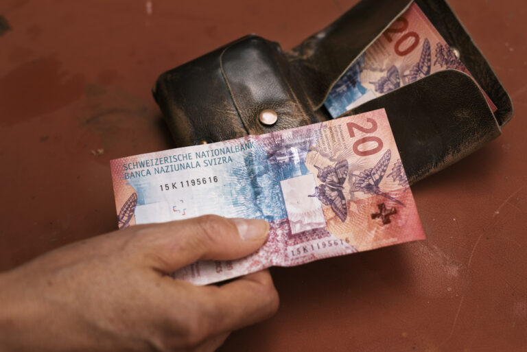 A man holds a 20 Swiss Francs bill in his hand, photographed on June 21, 2017 in Zurich, Switzerland. (KEYSTONE/Christian Beutler)

Ein Mann haelt eine zwanzig Franken Note in der Hand, aufgenommen am 21. Juni 2017 in Zuerich. (KEYSTONE/Christian Beutler)