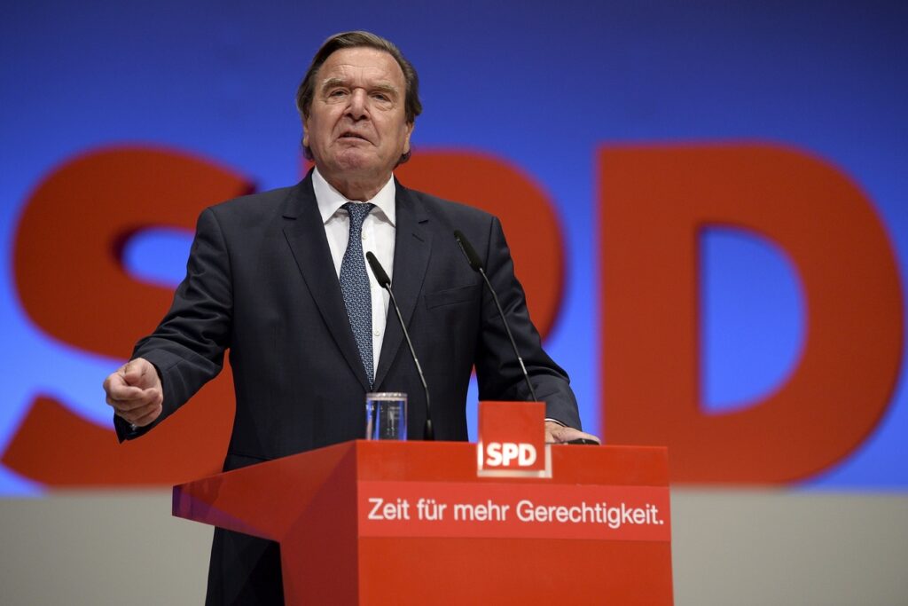 Vor Jahren schloss die SPD Bestseller-Autor Thilo Sarrazin aus der Partei aus, Ex-Kanzler Gerhard Schröder darf bleiben. Die Genossen messen mit zweierlei Mass