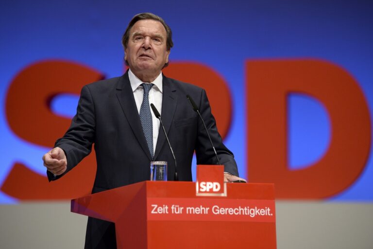 epa06049224 Former German chancellor Gerhard Schroeder delivers a speech during the extraordinary federal party conference of the German Social Democratic Party (SPD) at the Westfalenhalle in Dortmund, Germany, 25 June 2017. The SPD holds their extraordinary federal party convention to elect the party board and adopt the party's manifesto for the general elections in Germany which are scheduled for 24 September 2017. EPA/SASCHA STEINBACH