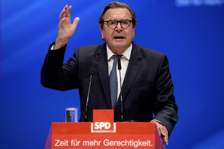 epa06049232 Former German chancellor Gerhard Schroeder delivers a speech during the extraordinary federal party conference of the German Social Democratic Party (SPD) at the Westfalenhalle in Dortmund, Germany, 25 June 2017. The SPD holds their extraordinary federal party convention to elect the party board and adopt the party's manifesto for the general elections in Germany which are scheduled for 24 September 2017. EPA/SASCHA STEINBACH