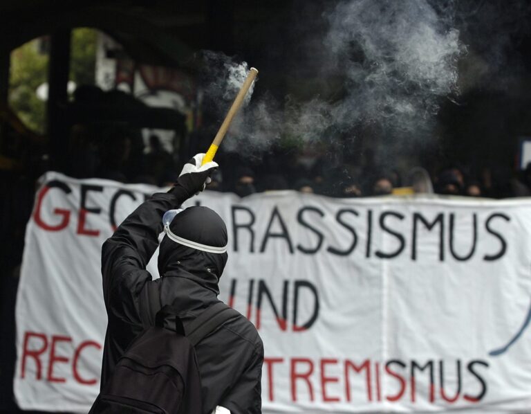 Rund 1000 ManifestantInnen demonstrieren am Sonntag, 6. August 2006 bei einem bewilligten antirassistischen und antifaschistischen Sonntagsspaziergang in der Berner Altstadt friedlich gegen Rechtsextremismus, Ausgrenzung und Intoleranz. Die Kundgebung ist der Hoehepunkt des Anti-Fascist-Festival in der Reitschule, das bereits am Donnerstag begonnen hatte. (KEYSTONE/ Lukas Lehmann)