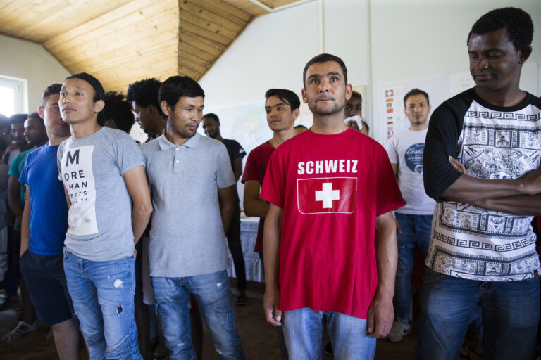 Ein Asylsuchender traegt ein T-Shirt mit einem Schweizer Kreuz waehrend dem Workshop 