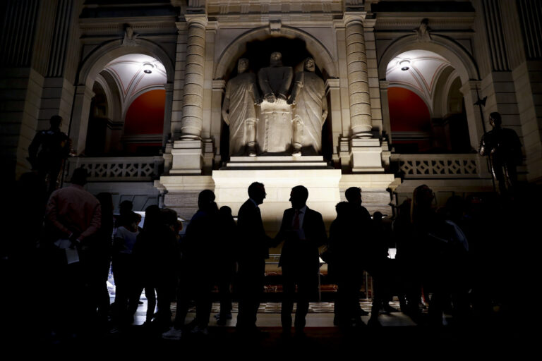 Besucher stehen vor den 3 Eidgenossen in der Eingangshalle des Bundeshauses, waehrend der Herbstsession der Eidgenoessischen Raete, am Mittwoch, 13. September 2017 in Bern. (KEYSTONE/Peter Klaunzer)