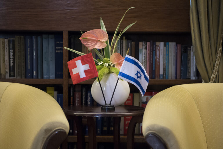 A Swiss flag and an Israeli flag are pictured during a meeting between Swiss Federal councillor Johann Schneider-Ammann and Israeli president Reuven Rivlin (not pictured) at the residence of president Rivlin, in Jerusalem, Israel, within a working visit of Schneider-Ammann to Israel and the Palestinian territories, on Sunday, October 29, 2017. (KEYSTONE/Anthony Anex)