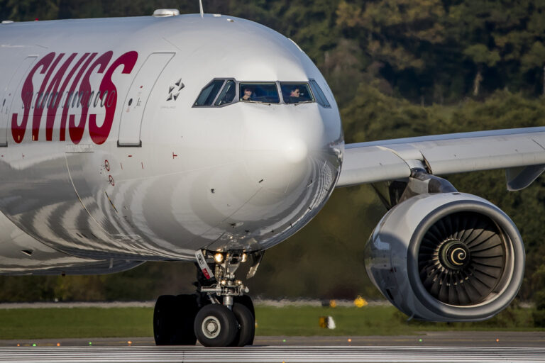 Ein Airbus 330-300 von Swiss Airlines rollt auf die Piste 16, am Samstag, den 23. September 2017 in Zuerich-Kloten. (KEYSTONE/Christian Merz)