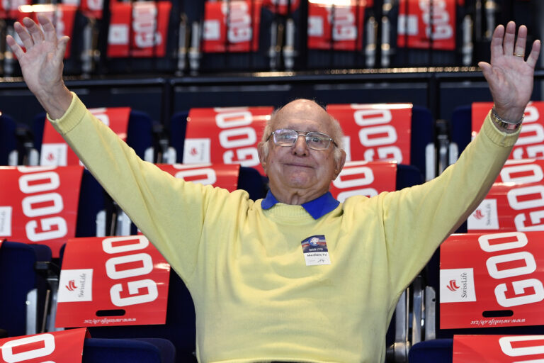 Radio-Legende Walter Scheibli winkt zum letzten Mal im Zuercher Hallenstadion am Sonntag, 3. Dezember 2017. Ab der Saison 1982/1983 berichtete Walter Scheibli für 