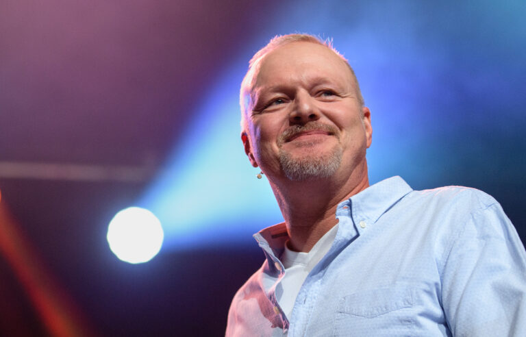 ARCHIV - Entertainer Stefan Raab spricht am 24.09.2017 bei der Eröffnung vom Unternehmensgründer- und Investorentreffen Bits & Pretzels in München (Bayern). Gut zwei Jahre nach seinem Abschied vom aktiven Geschäft vor der Kamera mischt Stefan Raab wieder im Fernsehen mit - allerdings nur im Hintergrund. (zu dpa 