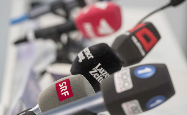 Verschiedenste Mikrofone der Schweizer Radios und Fernehen anlaesslich der Medienkonferenz des FC Luzern vom Dienstag, 9. Januar 2018 in Luzern. (KEYSTONE/Urs Flueeler)