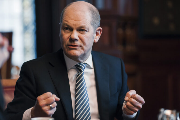 Olaf Scholz, Hamburgs Erster Buergermeister, SPD, Interview [im Rathaus], Politik, Europa, Deutschland, Hamburg, 15.02.2018...Engl.: Olaf Scholz, German SPD politician, First Mayor of Hamburg and Acting Chairman of the Social Democratic Party, portrait during interview at the town hall of Hamburg, Germany, Europe, 15 February 2018 (KEYSTONE/LAIF/Henning Bode)