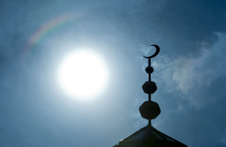 19.09.2014, Hessen, Frankfurt: Der Halbmond auf dem Minarett der Abubakr Moschee in Frankfurt (Hessen) hebt sich als Schattenriss vor der Sonne ab. (zu dpa «Fachtagung berät über Verhältnis von Recht und Islam» vom 02.03.2018) (KEYSTONE/DPA/Boris Roessler)