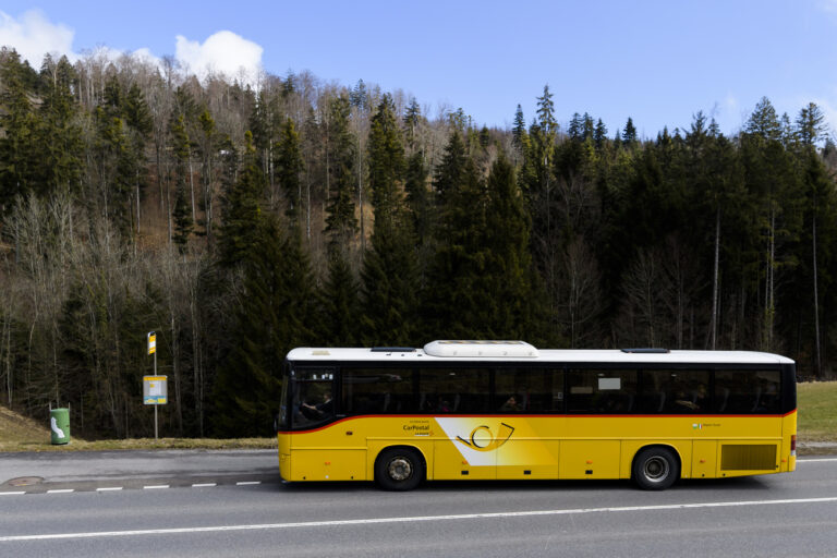 Un car pour ecoliers de la compagnie CarPostal circule sur une route ce mercredi 14 mars 2018 a Vallorbe dans le Jura vaudois. L'affaire CarPostal va animer les Chambres federales ce mercredi a l'occasion du grand debat urgent au Conseil national. (KEYSTONE/Jean-Christophe Bott)