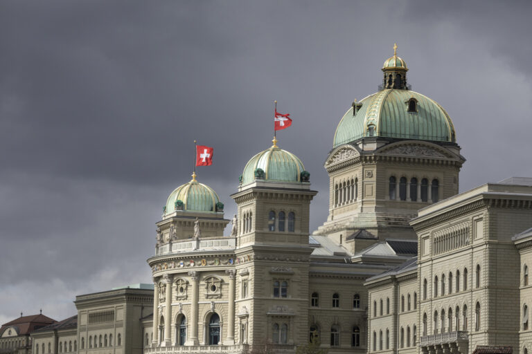 The Federal Palace in Berne, Switzerland, pictured in strong winds on March 12, 2018. (KEYSTONE/Gaetan Bally)

Das Bundeshaus in Bern, aufgenommen bei starkem Wind am 12. Maerz 2018. (KEYSTONE/Gaetan Bally)