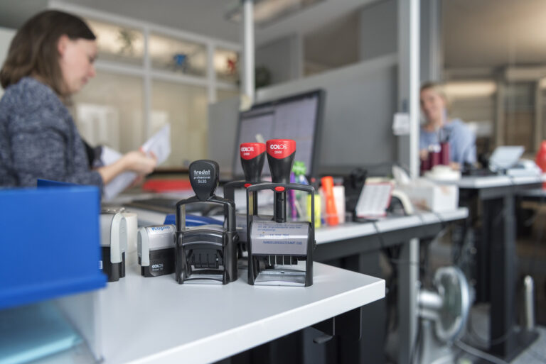 Employees work on their computers at the Office of the Zug Commercial Registry, pictured in Zug, Switzerland, on March 1, 2018. The Commercial Registry is a public database that aims the publicity of business-relevant activities of companies, foundations and associations. Since November 2017, the Zug Commercial Registry accepts the crypto currencies Bitcoin and Ether as means of payment for occurring fees. (KEYSTONE/Christian Beutler)

Mitarbeiterinnen arbeiten an ihren Computern auf dem Handelsregisteramt Zug, aufgenommen am 1. Maerz 2018 in Zug. Das Handelsregister ist eine oeffentliche Datenbank, die der Publizitaet geschaeftsrelevanter Vorgaenge von Unternehmen, Stiftungen und Vereinen dient. Seit November 2017 akzeptiert das Handelsregisteramt Zug die Kryptowaehrungen Bitcoin und Ether als Zahlungsmittel fuer anfallende Gebuehren. (KEYSTONE/Christian Beutler)