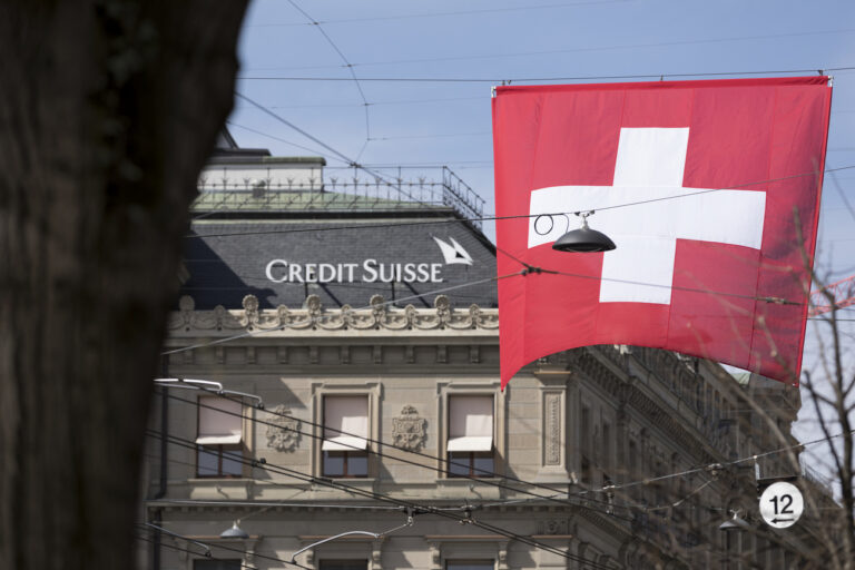 The Credit Suisse headquarters and a Swiss flag on Paradeplatz Square in Zurich, Switzerland, on April 11, 2018. (KEYSTONE/Gaetan Bally)