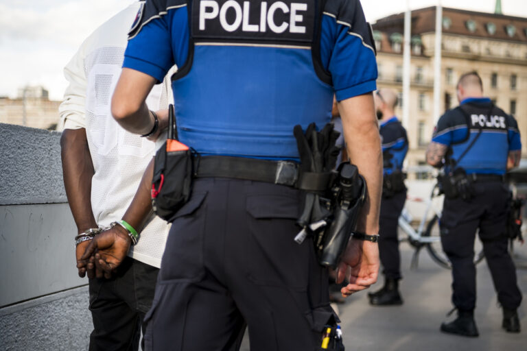 Des policiers de la Police municipale de la ville de Lausanne, amenent au poste de police un individu apres un controle, lors d'une operation de lutte contre le deal de rue ce vendredi 1 juin 2018 sur la passerelle du Flon a Lausanne. (KEYSTONE/Jean-Christophe Bott)