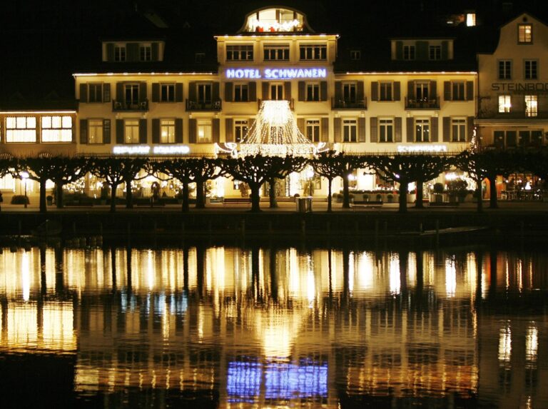 Das Hotel Schwanen an der Rapperswiler Seepromenade leuchtet am Samstag, 6. Januar 2007, in nachweihnachtlichem Glanz. (KEYSTONE/Steffen Schmidt)