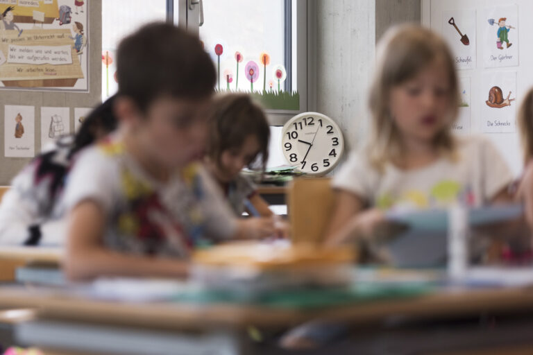 A clock pictured during a double science and reading lesson of primary school class 1c at the schoolhouse Vinci, Public School Suhr, Canton of Aargau, Switzerland, on June 25, 2018. The Public School Suhr consists of kindergartens, primary schools and senior classes. (KEYSTONE/Christian Beutler)