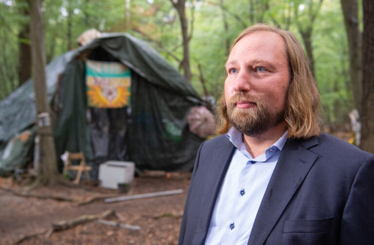 29.08.2018, Nordrhein-Westfalen, Düsseldorf: Anton Hofreiter, Fraktionsvositzender von Bündnis 90/Die Grünen im Bundestag, geht durch ein Aktivistencamp im Hambacher Forst. Hofreiter besuchte das Camp der Aktivisten, die gegen die Rodung des Hambacher Forsts für den Braunkohletagebau demonstrieren. Foto: Christophe Gateau/dpa +++ dpa-Bildfunk +++ (KEYSTONE/DPA/Christophe Gateau)