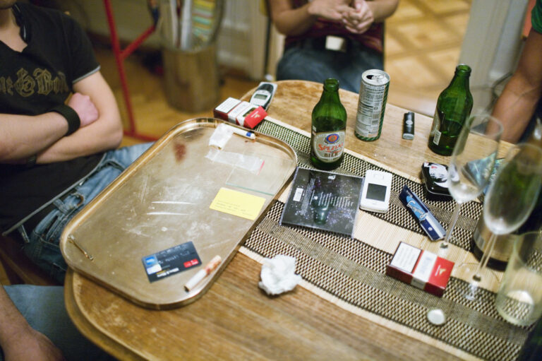 [gestellte Aufnahme] Junge Leute konsumieren am 11. November 2006 Kokain in einer Privatwohnung in Zuerich. (KEYSTONE/Martin Ruetschi) === , ===

[posed picture]Young people are consuming cocaine in a private apartment in Zurich on November 11, 2006. (KEYSTONE/Martin Ruetschi) === , ===