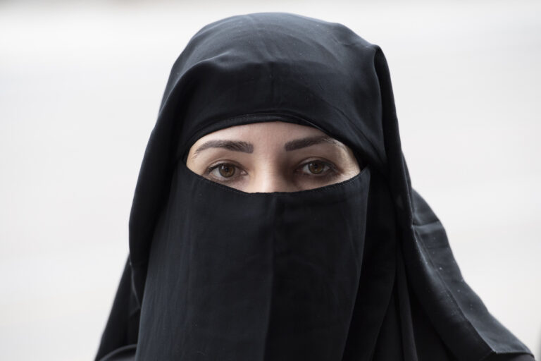 Karima im Niqab, unterwegs mit dem algerischen Polit-Aktivisten Rachid Nekkaz (nicht im Bild), demonstriert gegen das Burka-Verbot im Kanton St. Gallen, am Mittwoch, 3. Oktober 2018, in St. Gallen. Nekkaz sagt, er wolle der Bevoelkerung die Angst vor dem weiblichen Islam nehmen und die Bussen von verschleierten Frauen uebernehmen. Nekkaz beschreibt sich selbst als Gegner der Verschleierung, er wolle den Frauen aber die Freiheit dazu lassen. In St. Gallen bewarb er ausserdem sein Buch 