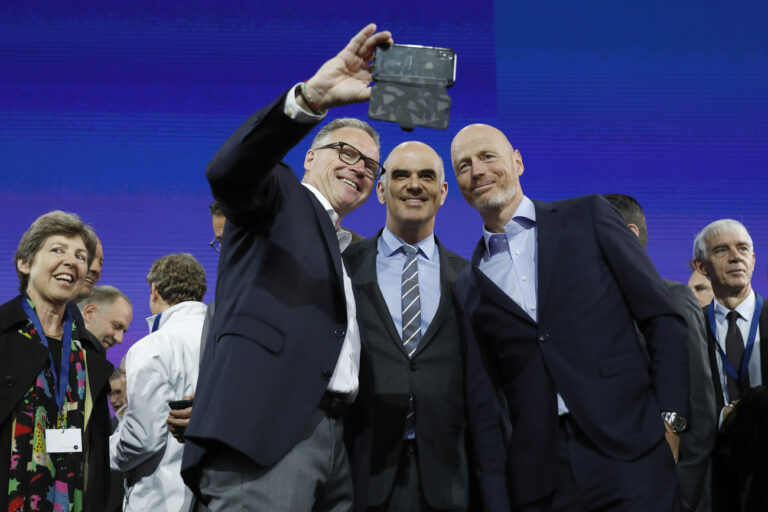 Andreas Meyer, CEO SBB, links, Der Schweizer Bundespraesident Alain Berset, Mitte, und Marc Walder, CEO Ringier, rechts, machen ein Foto mit dem Mobiltelefon, bei der Eroeffnung des Digitaltags, am Donnerstag, 25. Oktober 2018 im Hauptbahnhof in Zuerich. (KEYSTONE/Peter Klaunzer)