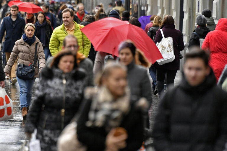 Grossandrang an der Zuercher Bahnhofstrasse beim Weihnachtseinkauf am Samstag, 22. Dezember 2018. (KEYSTONE/Walter Bieri)