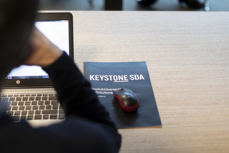 An editor with laptop and Keystone-SDA brochure as a mouse pad during an editorial meeting at Keystone-SDA-ATS's headquarters in Bern-Wankdorf, Switzerland, on January 28, 2019. (KEYSTONE/Gaetan Bally)

Ein Redaktor mit Laptop und einer Keystone-SDA Brochure, die als Mausmatte dient, waehrend einer Redaktionssitzung der Nachrichtenagentur Keystone-SDA-ATS am Hauptsitz in Bern-Wankdorf, aufgenommen am 28. Januar 2019. (KEYSTONE/Gaetan Bally)