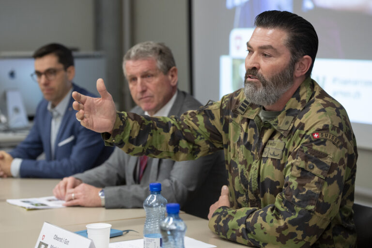 Oberst Mathias Mueller, Kommandant Rekrutierung Armee, rechts, spricht an der Seite von Walter Mengisen, stv. Direktor Bundesamt fuer Sport (BASPO), Mitte, und Thomas Wyss, Eidgenoessische Hochschule fuer Sport Magglingen (EHSM), Projektleiter ready App, links, waehrend der Lancierung der Sport-App ready #teamarmee, am Montag, 4. Maerz 2019 in Bern. Die App soll Stellungspflichtige unterstuetzen, schon vor dem Rekrutierungstag physisch und psychisch fit zu werden. Ab heute steht die Sport-App gratis zum Download zur Verfuegung. (KEYSTONE/Anthony Anex)