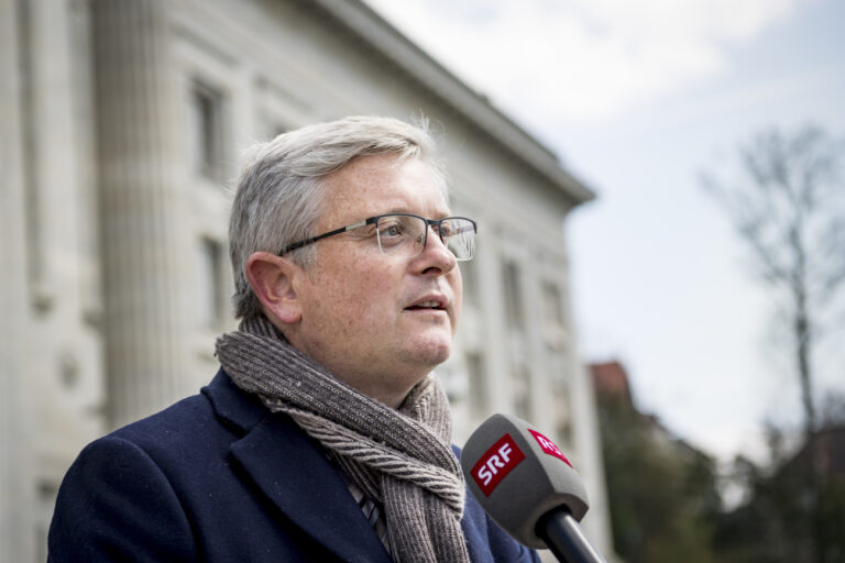 Andreas Glaser, Professeur a l'Universite de Zuerich parle aux journalistes devant le Tribunal federal apres une audience publique concernant un recours dans neuf cantons contre la votation du 28 fevrier 2016 sur l'initiative populaire 