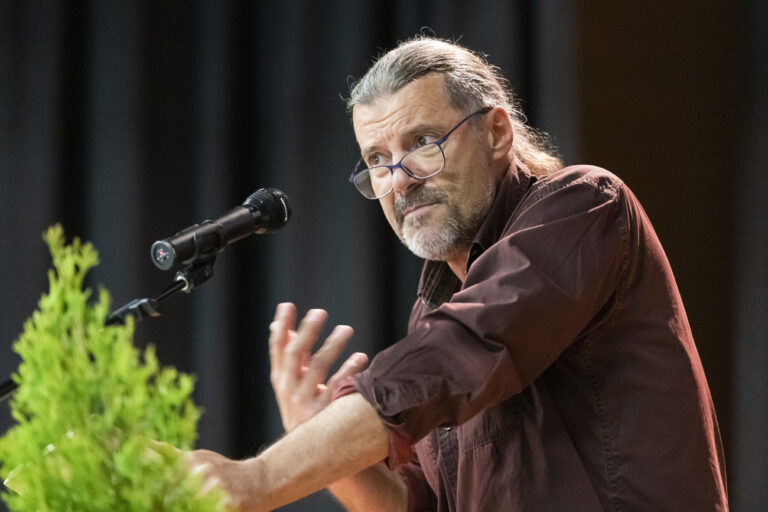 Oskar Freysinger, chef de campagne UDC pour la Suisse romande, parle lors du congres de nomination de l'UDC Vaud pour la nomination des candidats aux elections federales 2019 ce samedi, 4 mai 2019 a Villars-le-Terroir. Les elections federales auront lieu le 20 octobre 2019. (KEYSTONE/Cyril Zingaro)