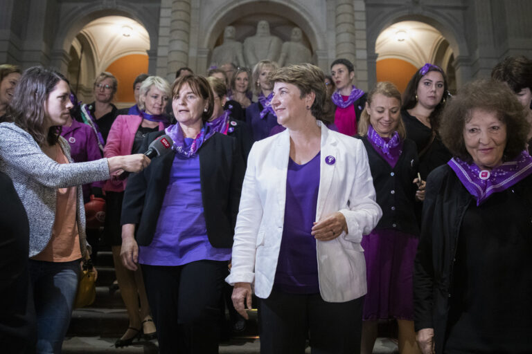 Nationalratspraesidentin Marina Carobbio Guscetti, links, Bundesraetin Viola Amherd, rechts, und die Nationalraetinnen sind waehrend einer Unterbrechung im Parlament auf dem Weg zu den streikenden Frauen auf dem Bundesplatz, am Freitag, 14. Juni 2019 in Bern. (KEYSTONE/Peter Klaunzer)