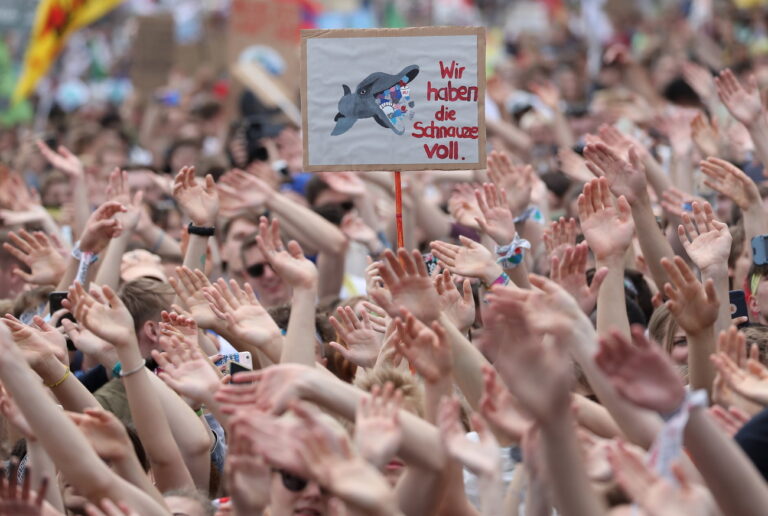 epa07663514 Students take part in a demonstration against climate change in Aachen, Germany, 21 June 2019. Youth and students across the world are taking part in a student strike movement called #FridayForFuture which was sparked by Greta Thunberg of Sweden, a sixteen year old climate activist who has been protesting outside the Swedish parliament every Friday since August 2018. EPA/FRIEDEMANN VOGEL