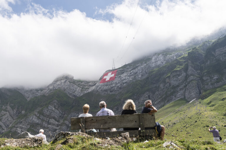 Touristen verweilen anlaesslich des Nationalfeiertags vor der 6400 Quadratmetern grossen Schweizerfahne am Saentis, aufgenommen am Donnerstag, 1. August 2019 auf der Schwaegalp. (KEYSTONE/Ennio Leanza)