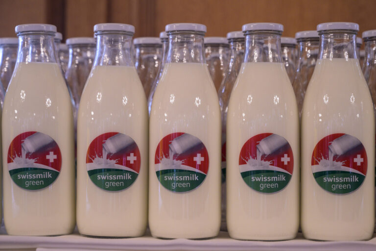 Milchflaschen mit dem Logo Òswissmilk greenÓ, welches ÒNachhaltige Schweizer MilchÓ kennzeichnet, an der Praesentation am Dienstag, 13. August 2019 in Bern. Die Schweizer Milchbranche lanciert diesen Branchenstandard gemeinsam. (KEYSTONE/Alessandro della Valle)