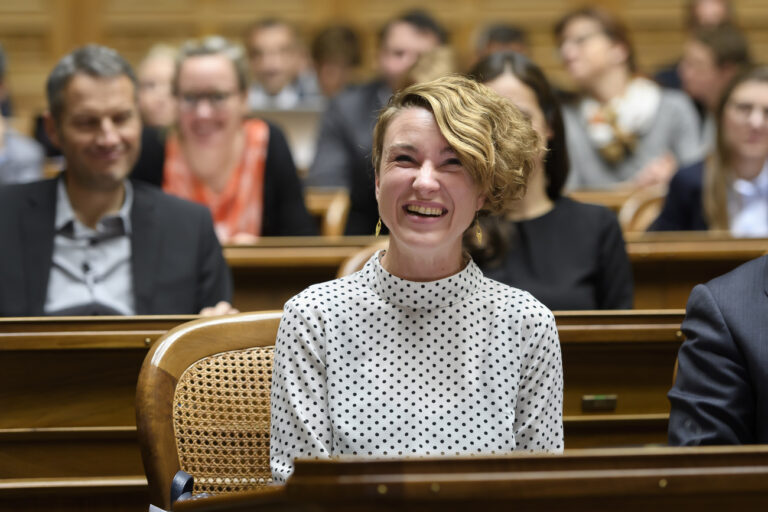 Irene Kaelin, GP-AG, Mitte, freut sich ueber seine Wahl zum zweiten Vizepraesidenten des Nationalrats, am ersten Tag der 51. Legislatur der Eidgenoessischen Raete, am Montag, 2. Dezember 2019 im Nationalrat in Bern. (KEYSTONE/Anthony Anex)