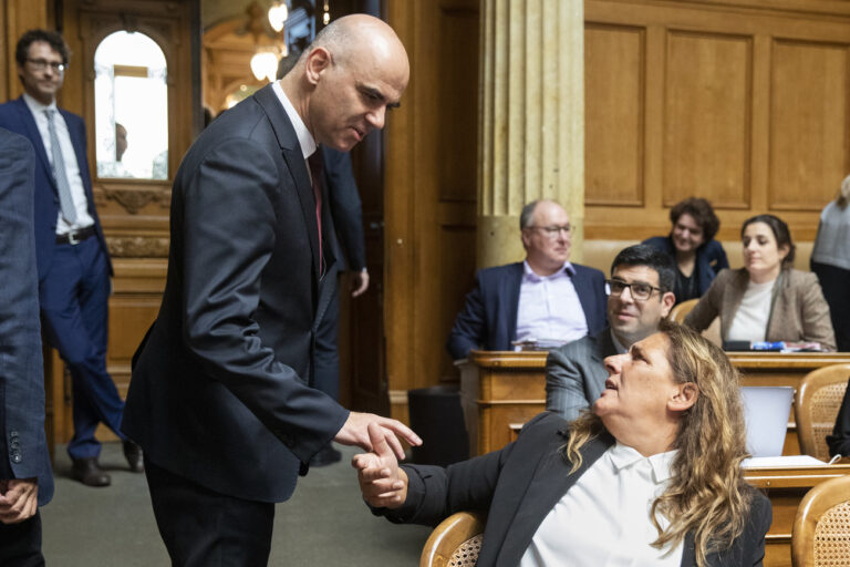 Bundesrat Alain Berset, links, diskutiert mit Jacqueline Badran, SP-ZH, Mitte, am Ende einer Debatte im Nationalrat, waehrend der Wintersession der Eidgenoessischen Raete, am Dienstag, 10. Dezember 2019, in Bern. (KEYSTONE/Peter Klaunzer)