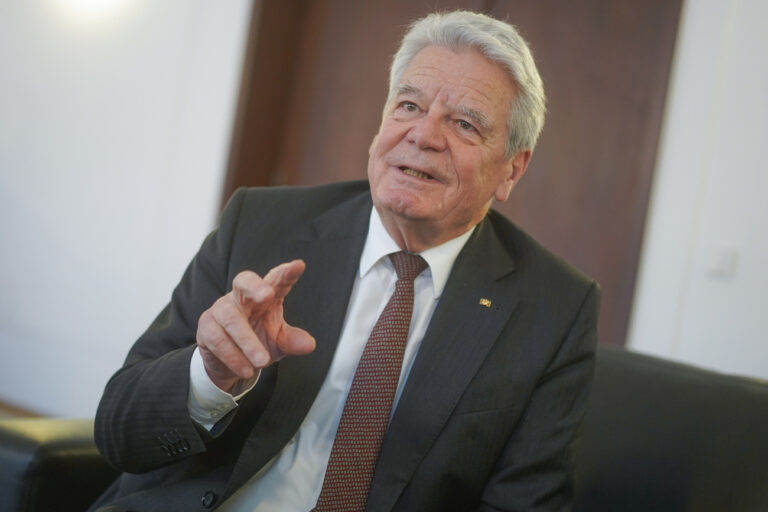 23.01.2020, Berlin: Joachim Gauck, ehemaliger Bundespräsident, bei einem dpa-Interview. Er mahnt zur Zusammenarbeit mit dem türkischen Präsidenten Erdogan in der Flüchtlingspolitik. «Wenn man auf diesem Gebiet die Erwartungen der Türkei an finanzielle Unterstützung erfüllt, wäre das gut», sagte Gauck am Donnerstag (23.01.2020) der Deutschen Presse-Agentur, einen Tag vor einer Türkei-Reise von Kanzlerin Merkel in die Türkei. Foto: Jörg Carstensen/dpa +++ dpa-Bildfunk +++ (KEYSTONE/DPA/Jörg Carstensen)